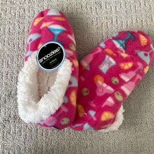 NWT Snoozies Sherpa Lined Pink Cocktail Slippers Size Medium